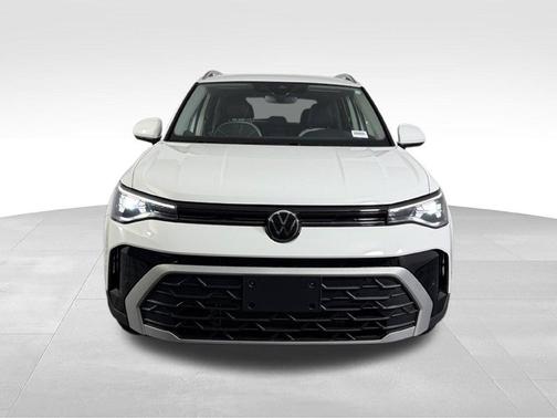 Pure White 2025 Volkswagen Taos 1.5T SE