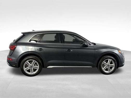 Daytona Gray Pearl Effect 2024 Audi Q5 e 55 S line quattro Premium