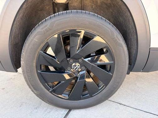 Pure White 2024 Volkswagen Atlas 2.0T SE w/Technology