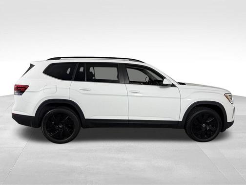 Pure White 2024 Volkswagen Atlas 2.0T SE w/Technology