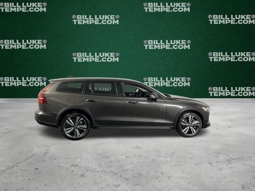 2025 Volvo V60 Cross Country B5 Plus