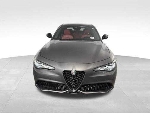 Vesuvio Gray Metallic 2025 Alfa Romeo Giulia Veloce
