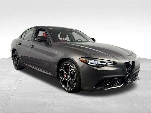 Vesuvio Gray Metallic 2025 Alfa Romeo Giulia Veloce