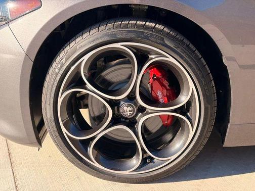 Vesuvio Gray Metallic 2025 Alfa Romeo Giulia Veloce