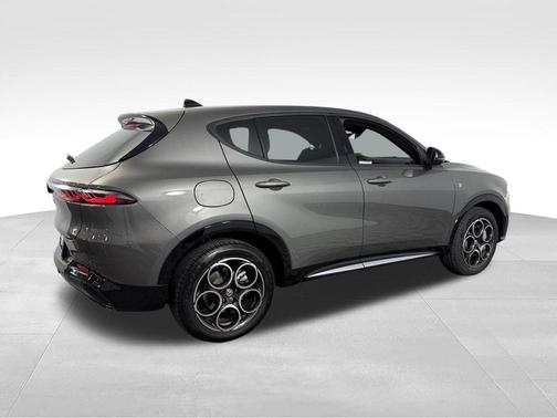 Metallic 2024 Alfa Romeo Tonale Ti