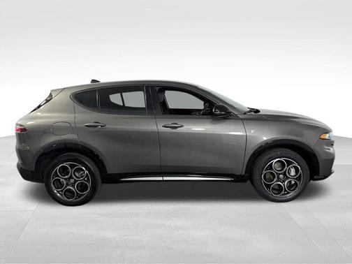 Metallic 2024 Alfa Romeo Tonale Ti