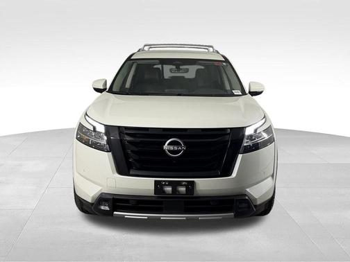 White 2023 Nissan Pathfinder SL