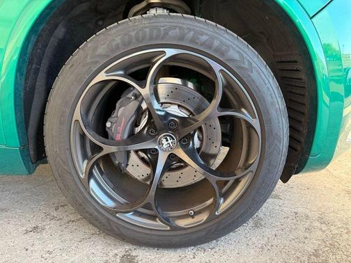 2024 Alfa Romeo Stelvio Quadrifoglio