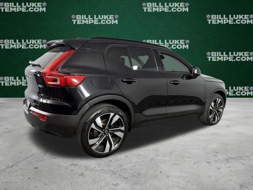 Onyx Black Metallic 2025 Volvo XC40 B5 Plus Dark Theme
