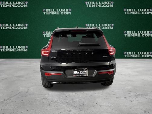 Onyx Black Metallic 2025 Volvo XC40 B5 Plus Dark Theme
