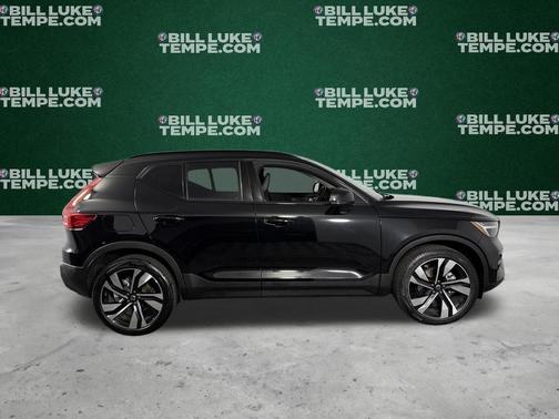 Onyx Black Metallic 2025 Volvo XC40 B5 Plus Dark Theme