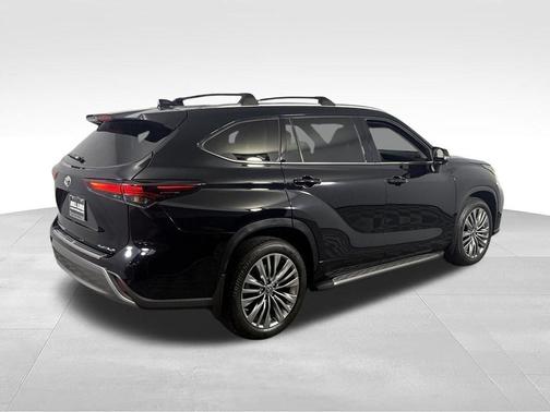 Midnight Black Metallic 2024 Toyota Highlander Platinum