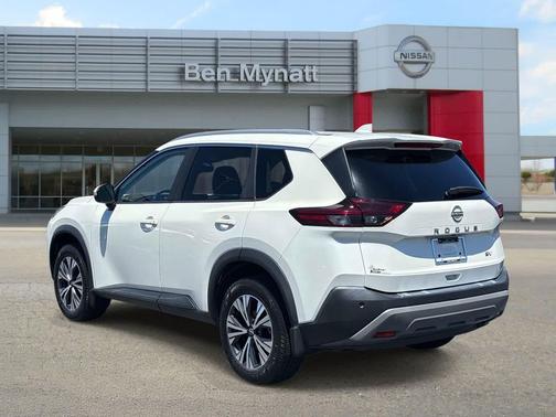 Pearl White Tricoat 2022 Nissan Rogue SV