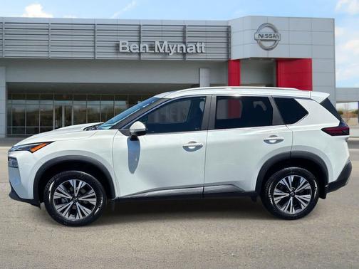 Pearl White Tricoat 2022 Nissan Rogue SV