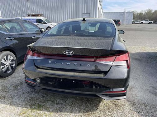 2023 Hyundai ELANTRA SE