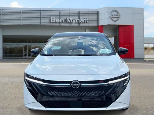 Aspen White Tricoat/Super Black 2026 Nissan Sentra SR