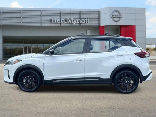 Aspen White Tricoat/Super Black 2023 Nissan Kicks SR