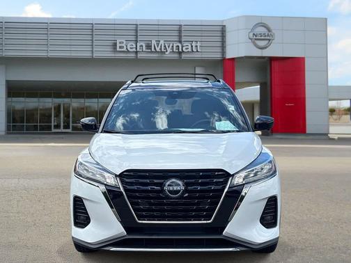 Aspen White Tricoat/Super Black 2023 Nissan Kicks SR