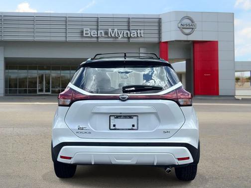 Aspen White Tricoat/Super Black 2023 Nissan Kicks SR