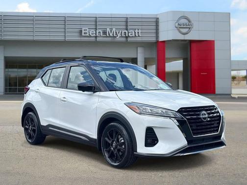Aspen White Tricoat/Super Black 2023 Nissan Kicks SR