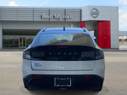 Everest White Pearl Tricoat/Black 2026 Nissan Leaf PLATINUM+