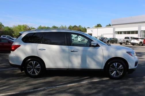Glacier White 2017 Nissan Pathfinder SL