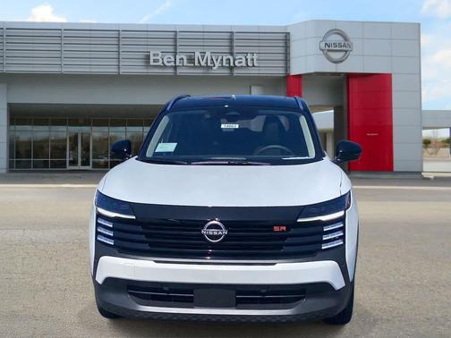 Aspen White Tricoat/Super Black 2026 Nissan Kicks SR