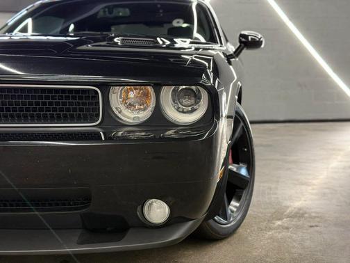 Brilliant Black Crystal Pearlcoat 2009 Dodge Challenger SRT8
