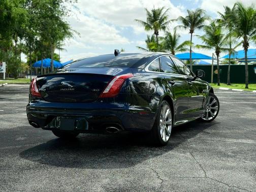Loire Blue Metallic 2019 Jaguar XJ R-Sport