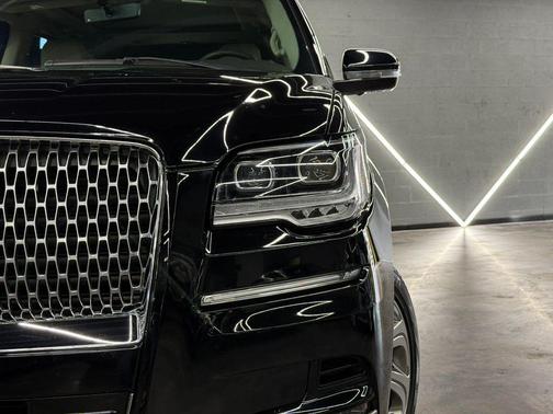 Infinite Black Metallic Clearcoat 2024 Lincoln Navigator Premiere
