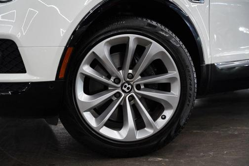 White 2018 Bentley Bentayga W12 Signature