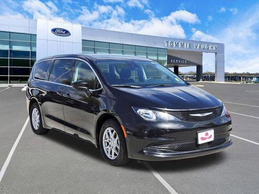 Brilliant Black Crystal Pearlcoat 2023 Chrysler Voyager LX
