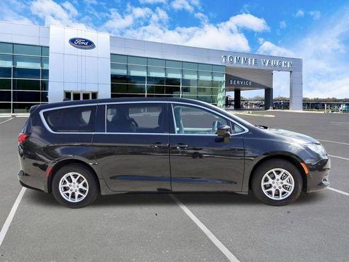 Brilliant Black Crystal Pearlcoat 2023 Chrysler Voyager LX