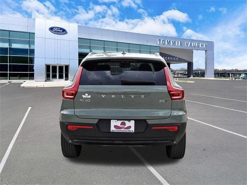 2025 Volvo XC40 B5 Plus Dark Theme