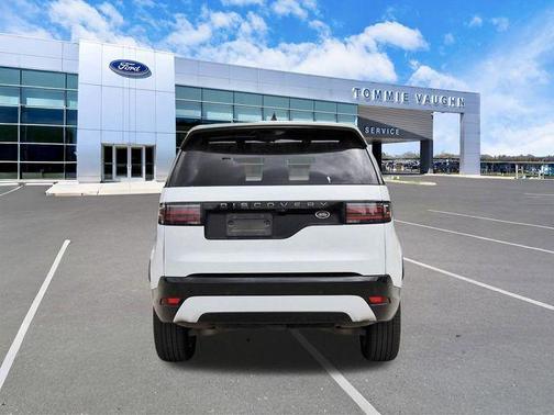 Yulong White 2022 Land Rover Discovery P300 S R-Dynamic