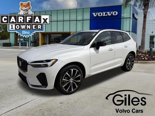 Crystal White Metallic 2023 Volvo XC60 B5 Plus Dark Theme