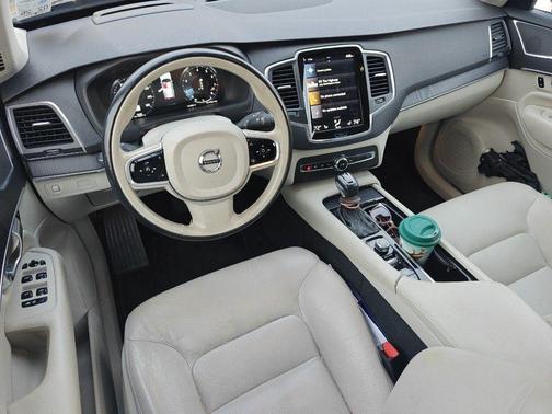 2020 Volvo XC90 T6 Momentum