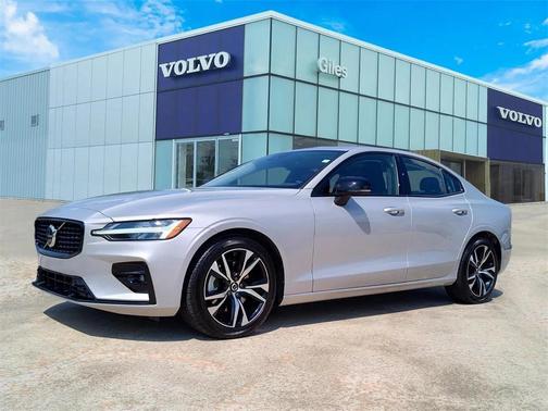 2024 Volvo S60 B5 Core Dark Theme