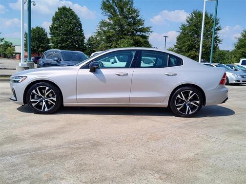 2024 Volvo S60 B5 Core Dark Theme