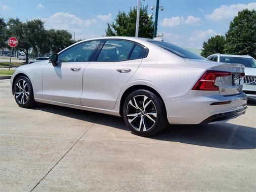 2024 Volvo S60 B5 Core Dark Theme