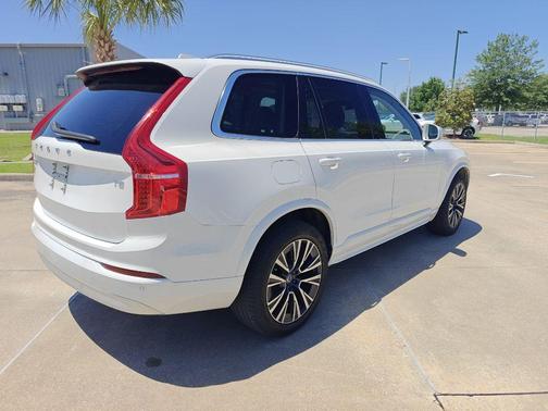Ice White 2022 Volvo XC90 T5 Momentum