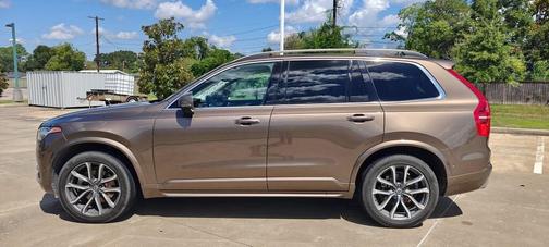 2017 Volvo XC90 T6 Momentum