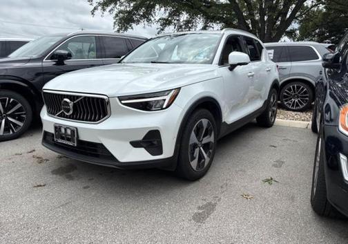 Crystal White Metallic 2023 Volvo XC40 B5 Plus Bright Theme