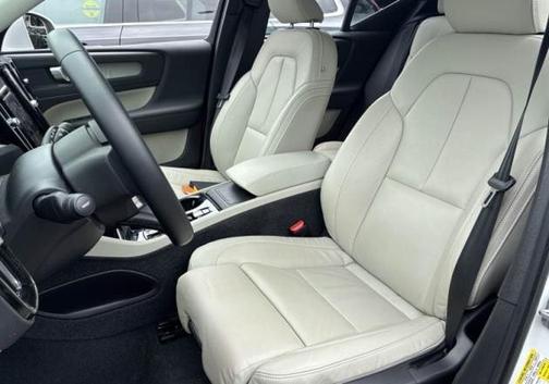 Crystal White Metallic 2023 Volvo XC40 B5 Plus Bright Theme
