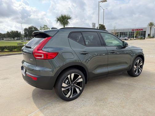 2026 Volvo XC40 Plus, B5 AWD Gas (mild hybrid), Dark