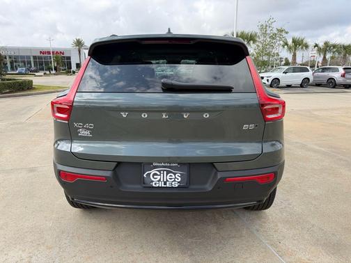 2026 Volvo XC40 Plus, B5 AWD Gas (mild hybrid), Dark