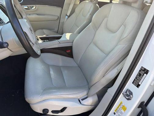 2020 Volvo XC90 T6 Momentum