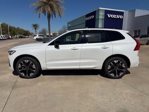 Crystal White Metallic 2026 Volvo XC60 B5 Plus