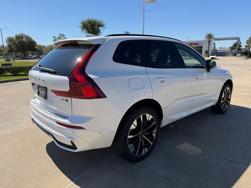 Crystal White Metallic 2026 Volvo XC60 B5 Plus