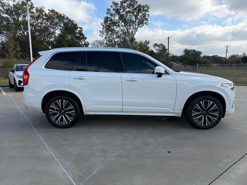 2022 Volvo XC90 T6 Momentum